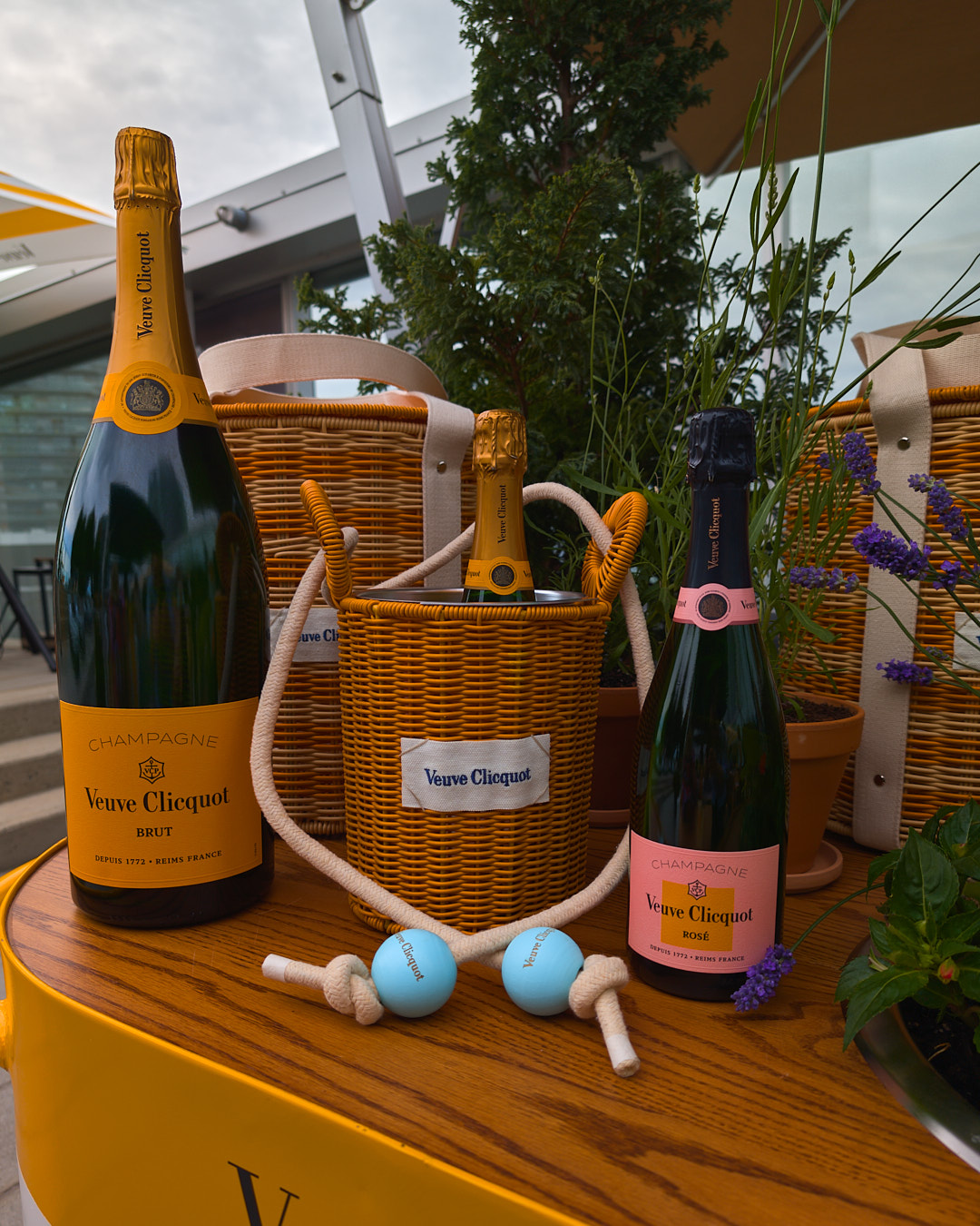 Le Picnic by Veuve Clicquot at JW Marriott Parq Vancouver: Rooftop